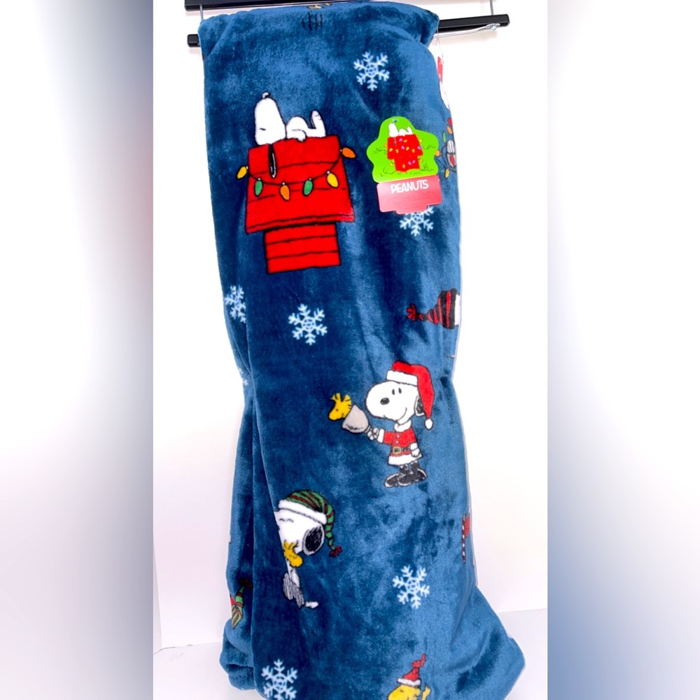 NWT Peanuts Snoopy Christmas